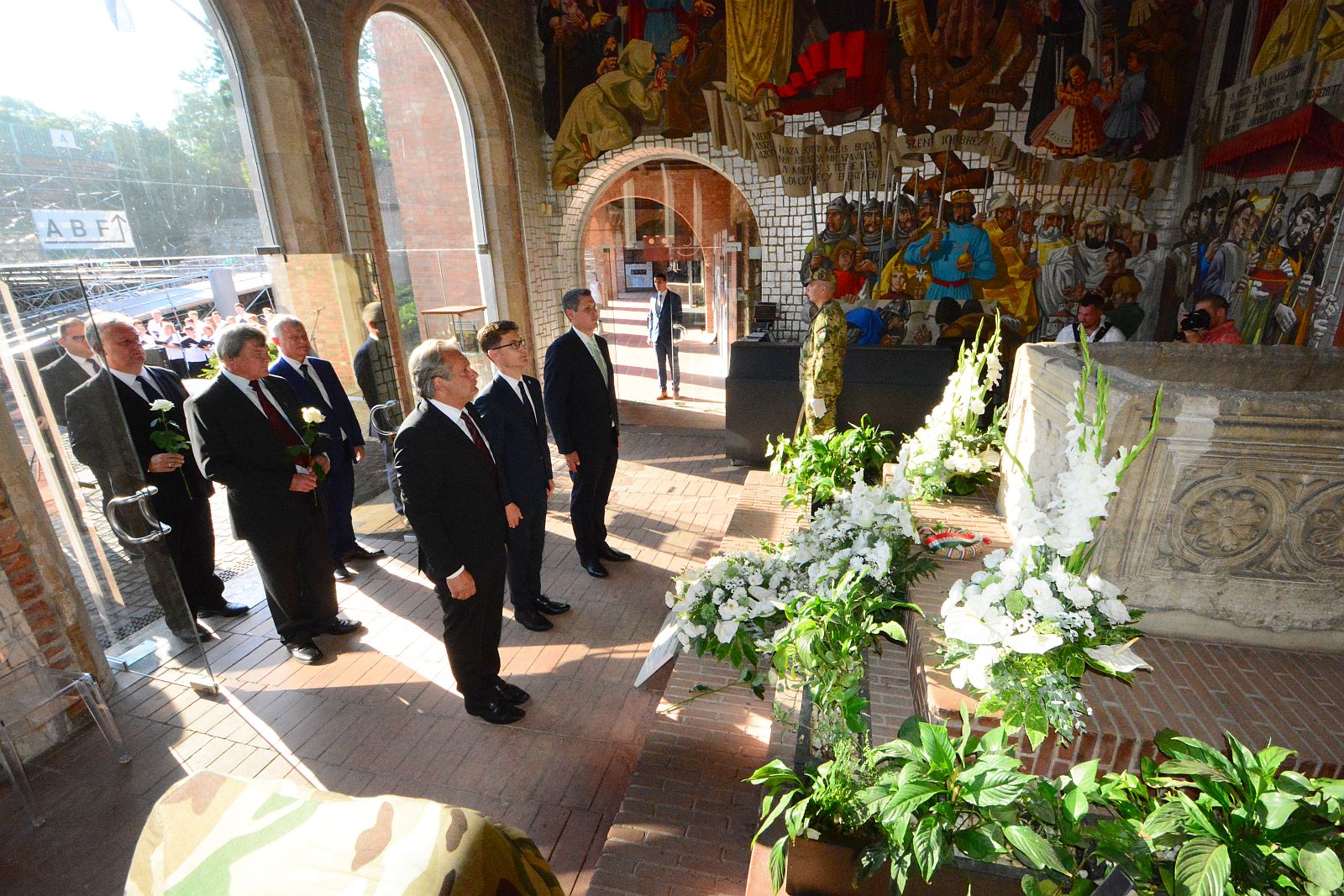 Koszorúzás Augusztus 20-án Szent István szarkofágjánál